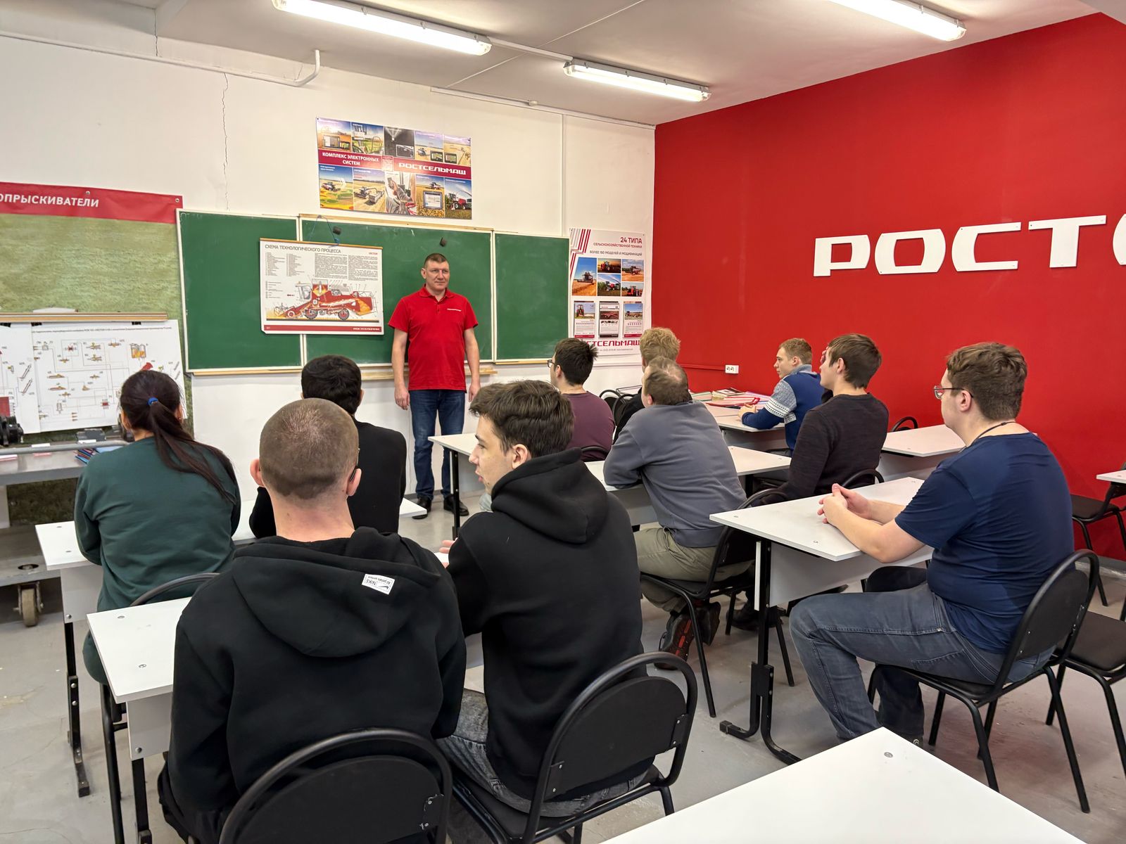 ООО "Вятушка АГРО" провела обучение для студентов ВятГАТУ и познакомила с техникой Ростсельмаш