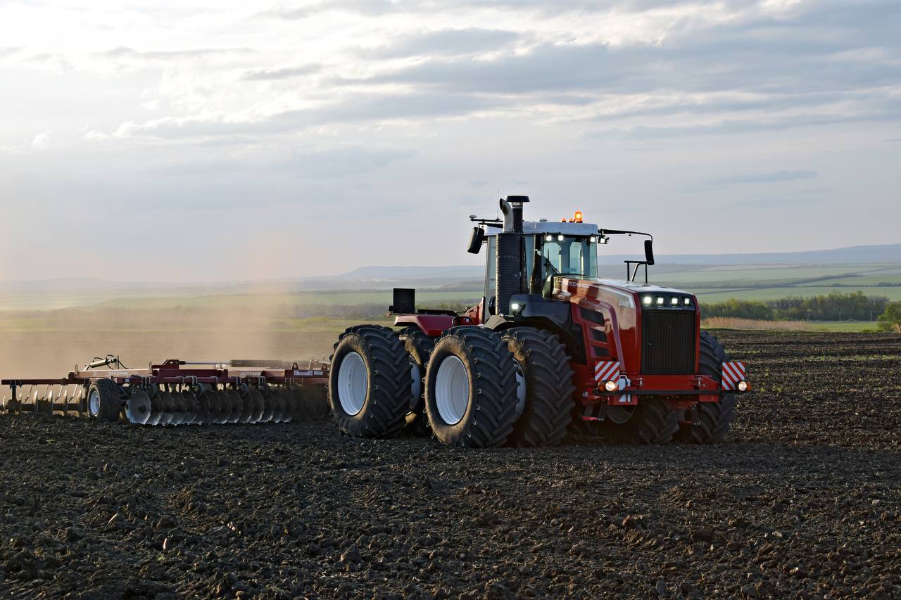 Трактор Ростсельмаш получил высшую награду Всероссийского конкурса Программы «100 лучших товаров России» — приз «Гордость Отечества».